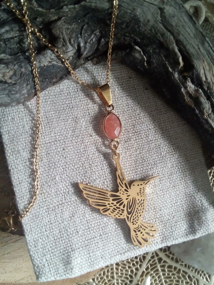 Collier pendentif colibri et pierre de quartz strawberry