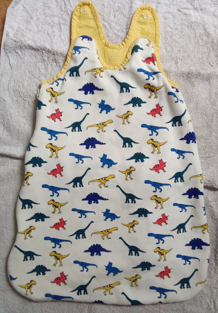 Turbulette gigoteuse bébé garçon motif dinosaures tog2 jusqu'à 12 mois environ
