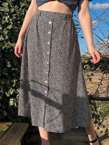 Jupe mi-longue taille haute évasé à motifs petits pois - blanc et noir