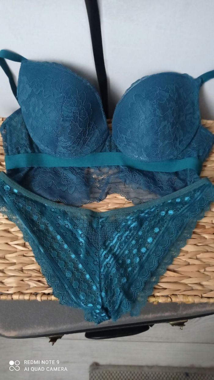Soutien gorge balconnet Vert canard 85C et tanga taille S .La Halle.