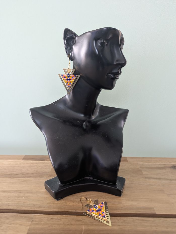 Boucles d'oreilles pendantes / triangle doré / aztèque /  bleu rose jaune et doré / miyuki / tissage - photo numéro 2