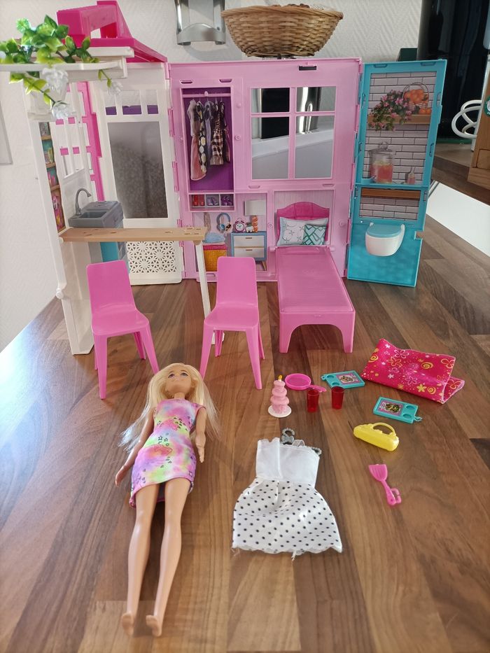 Jolie maison Barbie + 1 barbie + 2 tenues + meubles et accessoires - photo numéro 3
