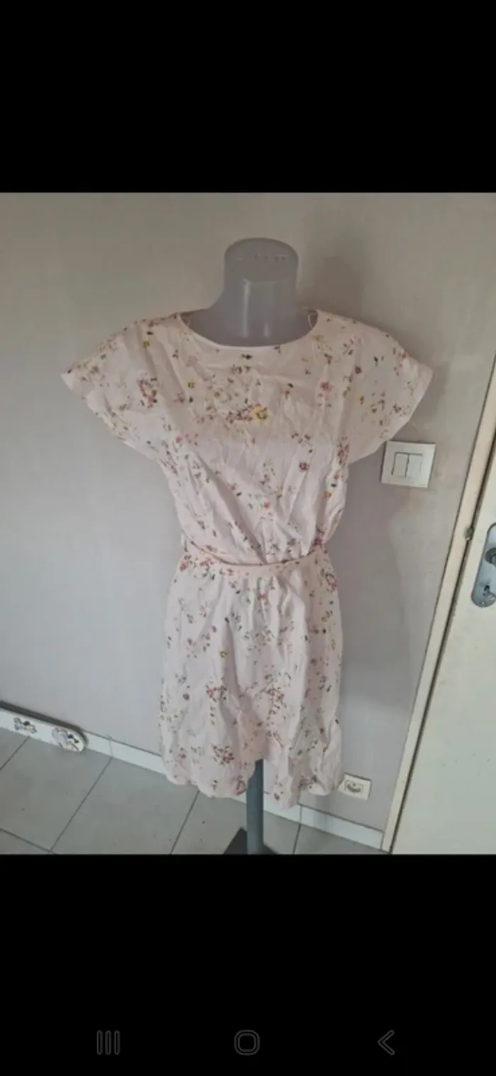 Belle robe fleurie rose etam taille 36 très bon état - photo numéro 2