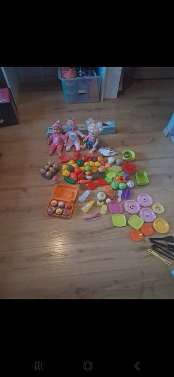 Gros lot dinette et poupons