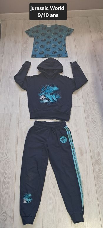 Survêtement jurassic World 9/10 ans