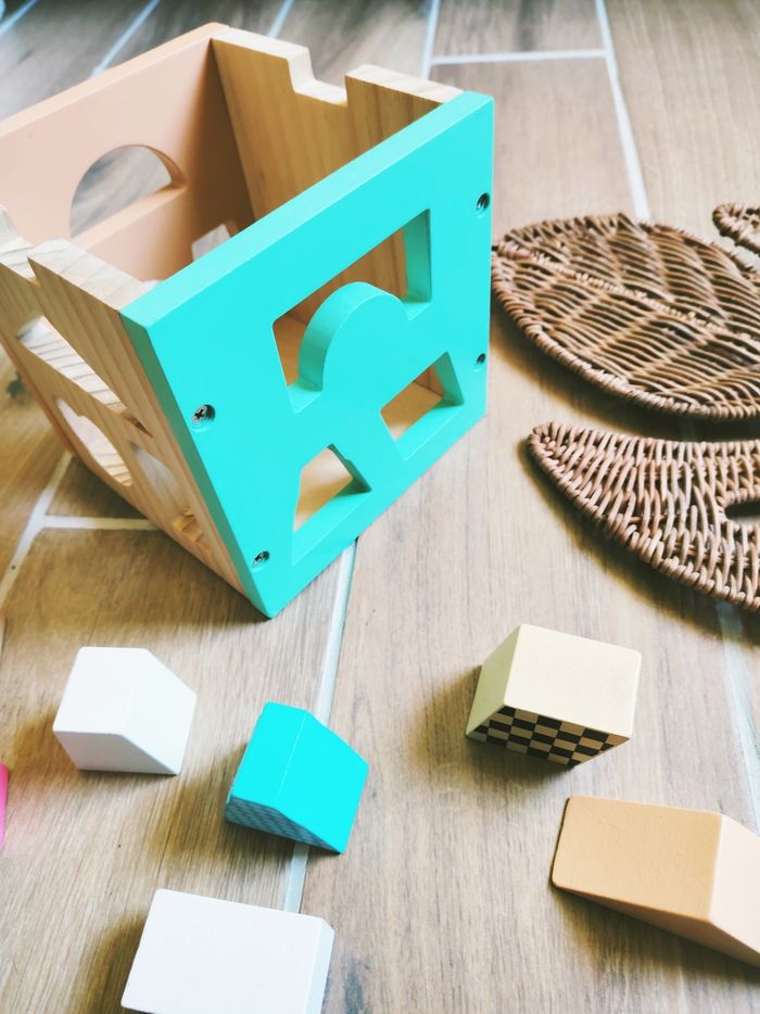 🌈 Cube /Boîte avec diverses formes géométriques à encastrer en bois - photo numéro 2