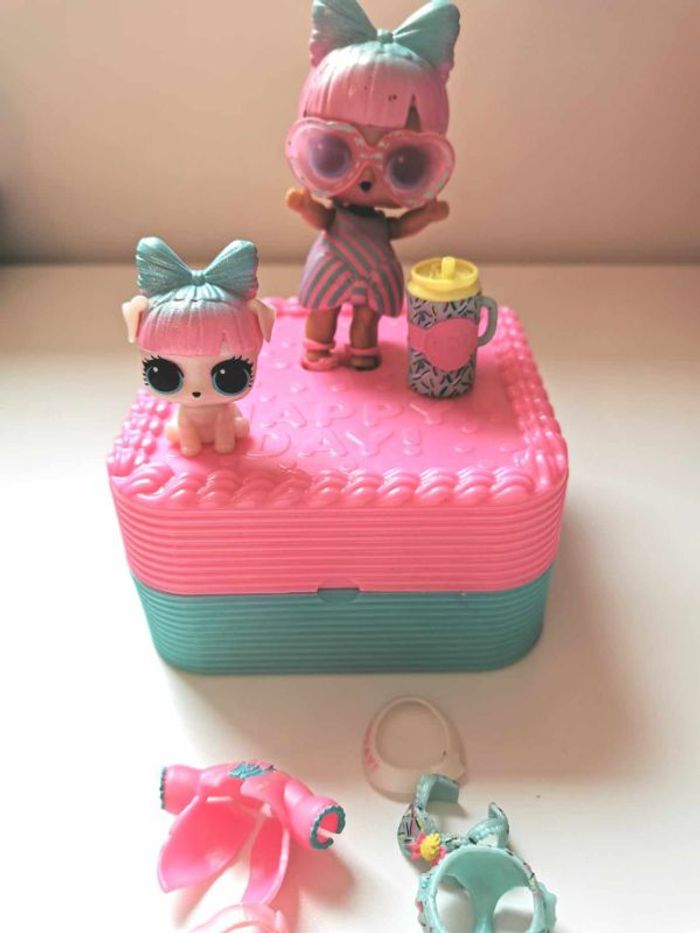 Poupée L.O.L. Surprise Deluxe Present Surprise Pink , très bon état - photo numéro 2