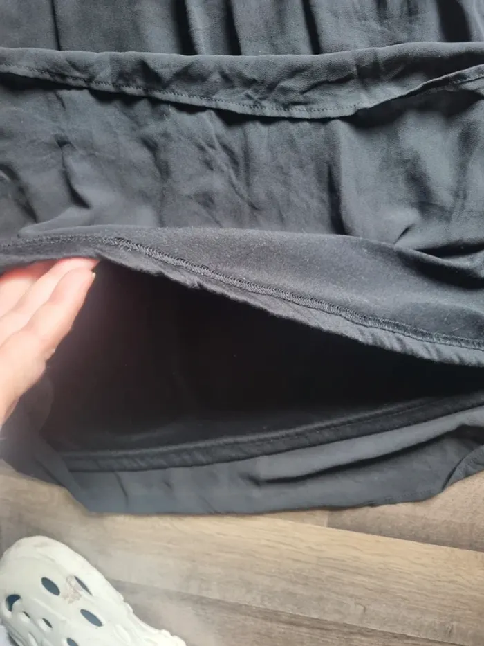 Robe fluide noire avec jupon et boutons aux manches. Femme. Taille 40. Kiabi. TBE - photo numéro 5
