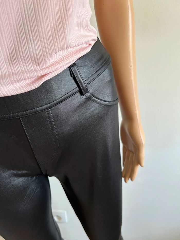 Legging noir en simili cuir taille L/XL jamais porté (taille petit) - photo numéro 6
