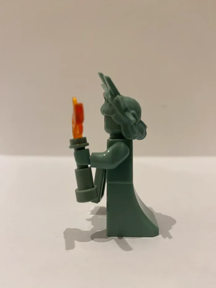 Figurine type lego la statue de la liberté. Marvel - photo numéro 2