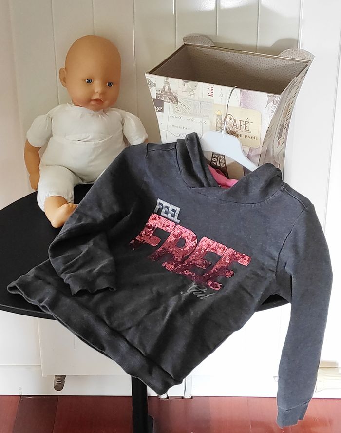 Sweat à capuche fille 6 ans – gris & rose – motif texte à sequins