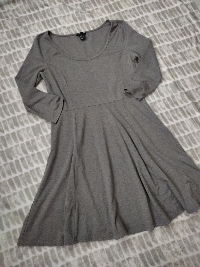Robe courte patineuse gris manches 3/4 H&M taille 38 - photo numéro 2