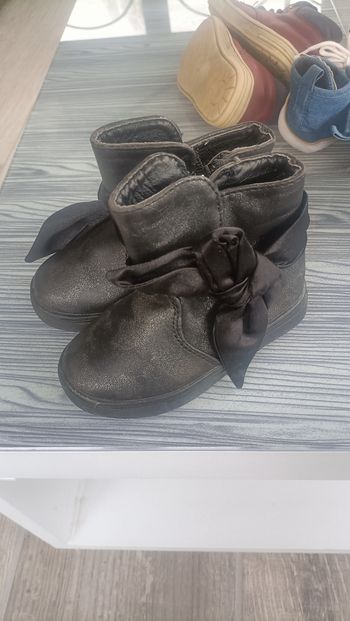 Bottines fille p20 noires pailletées en très bonne état
