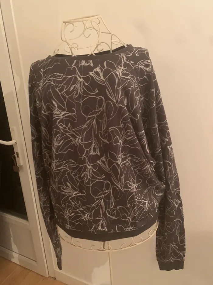 Pull gris à motifs