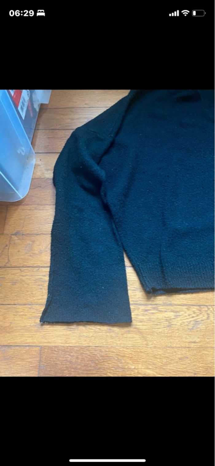 Pull noir décolleté en V - photo numéro 5