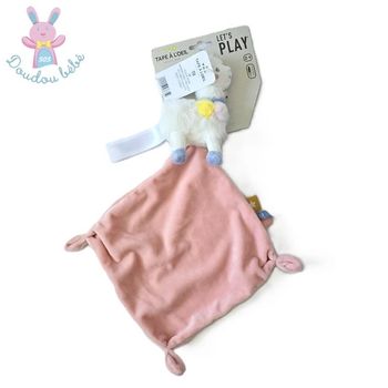 Doudou Lama blanc bleu mouchoir rose TAO Tape A l'Oeil