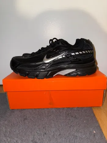 Nike initiator noire