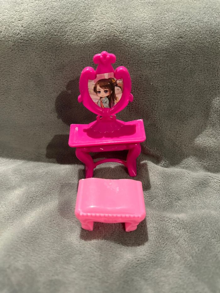 Mini coiffeuse avec petit tabouret pour mini barbie