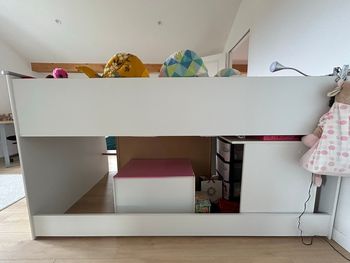 Lit mezzanine avec bibliothèque, rangements et bureau