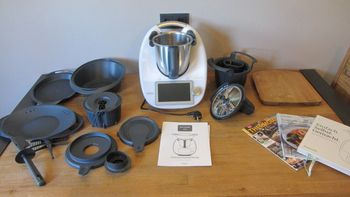 Thermomix TM6 blanc +2ème bol+ accessoires le tout en parfait état aucun défaut quelconque