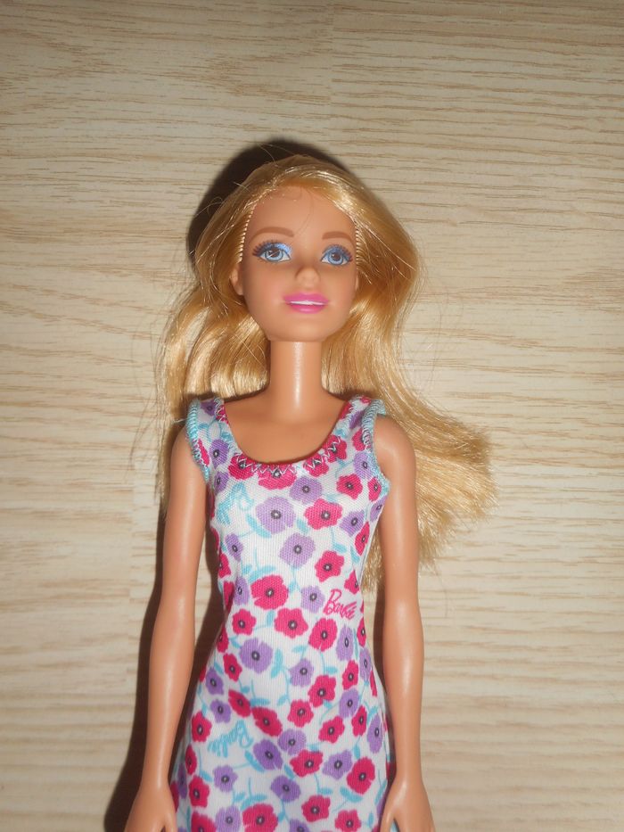Poupée BARBIE avec Robe Fleurie + Sandales Turquoises - photo numéro 2