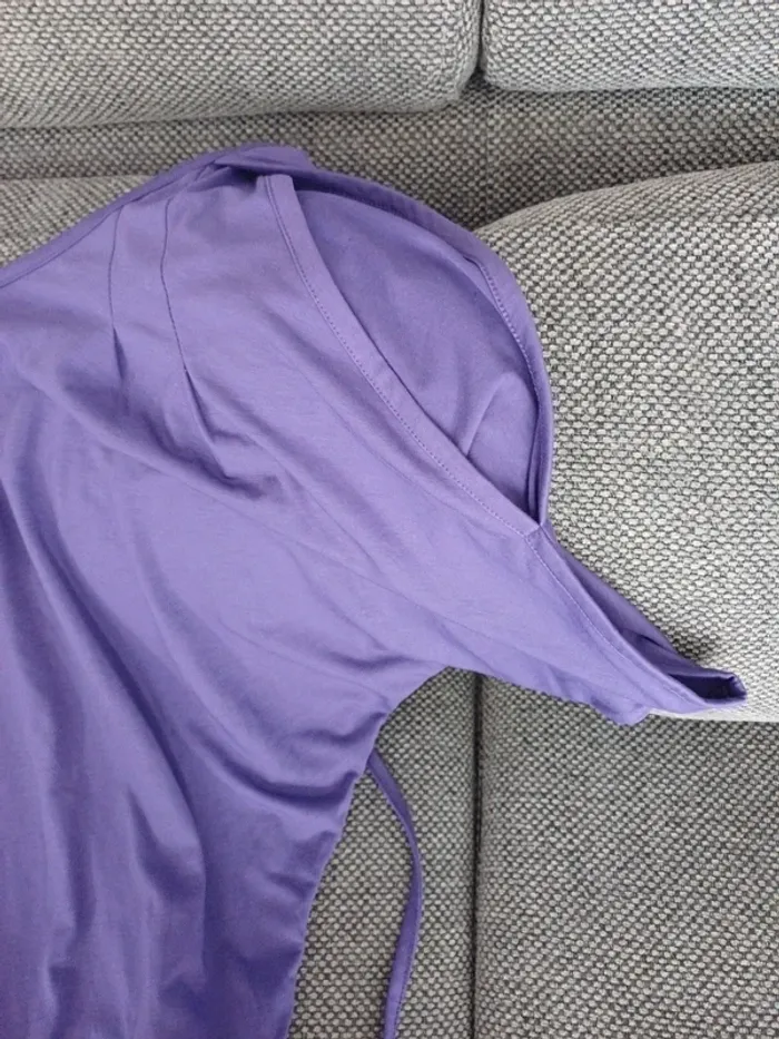 Joli haut violet avec ouverture sur les manche taille 40 - photo numéro 2