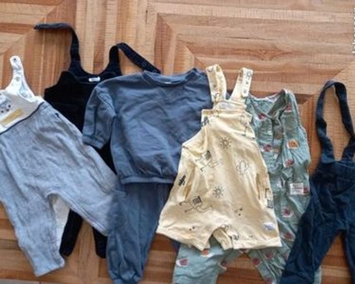 Un carton de vêtements pour garçon en taille 9 mois