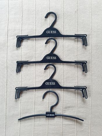 Lot de 4 petits cintres Guess 