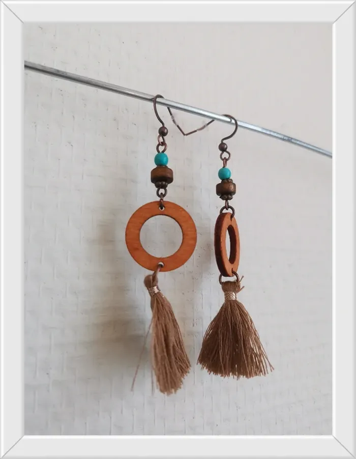 Paire de boucle d'oreilles bois pompons et turquoise - photo numéro 3