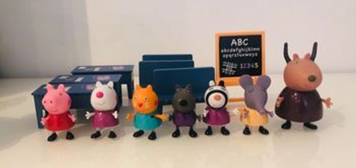 Peppa Pig salle de classe de Peppa école classroom school playset bateau maison avion circuit ville puzzle ordinateur figurines téléphone dînette montre camping car van voiture mallette docteur SOP77 - photo numéro 4