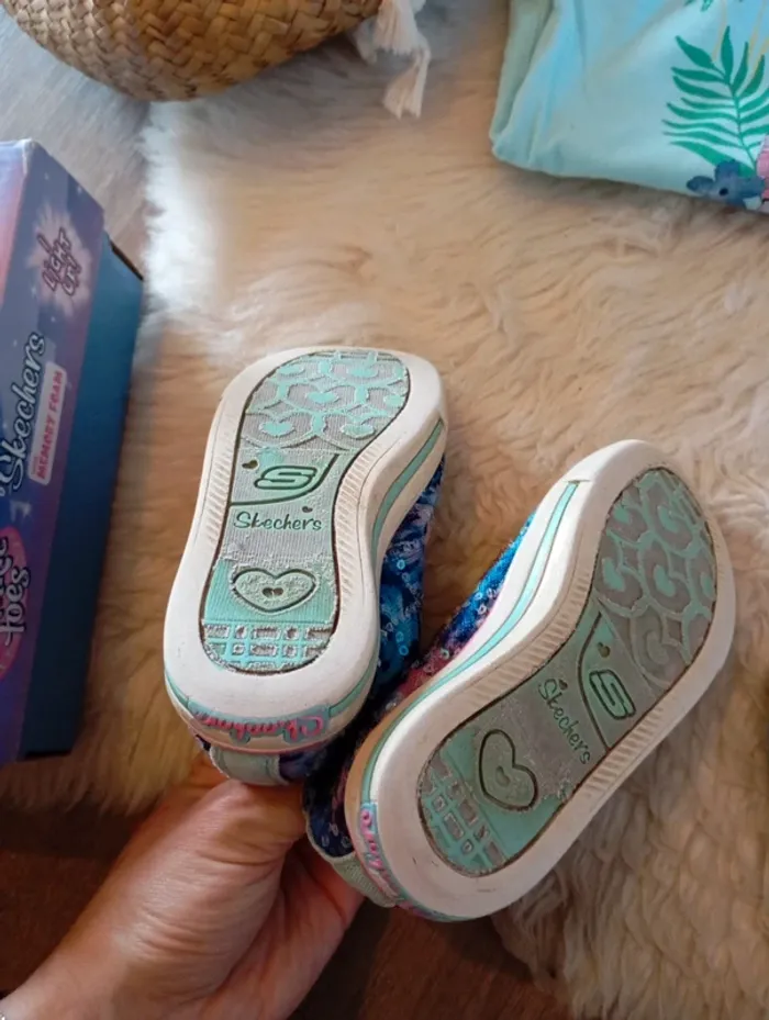 Gros Lot fille 2/3 ans 💗 jean Zara + debardeurs Primark + basket Skechers +  veste sans marque - photo numéro 12