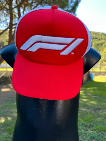 Casquette rouge et blanche formula one