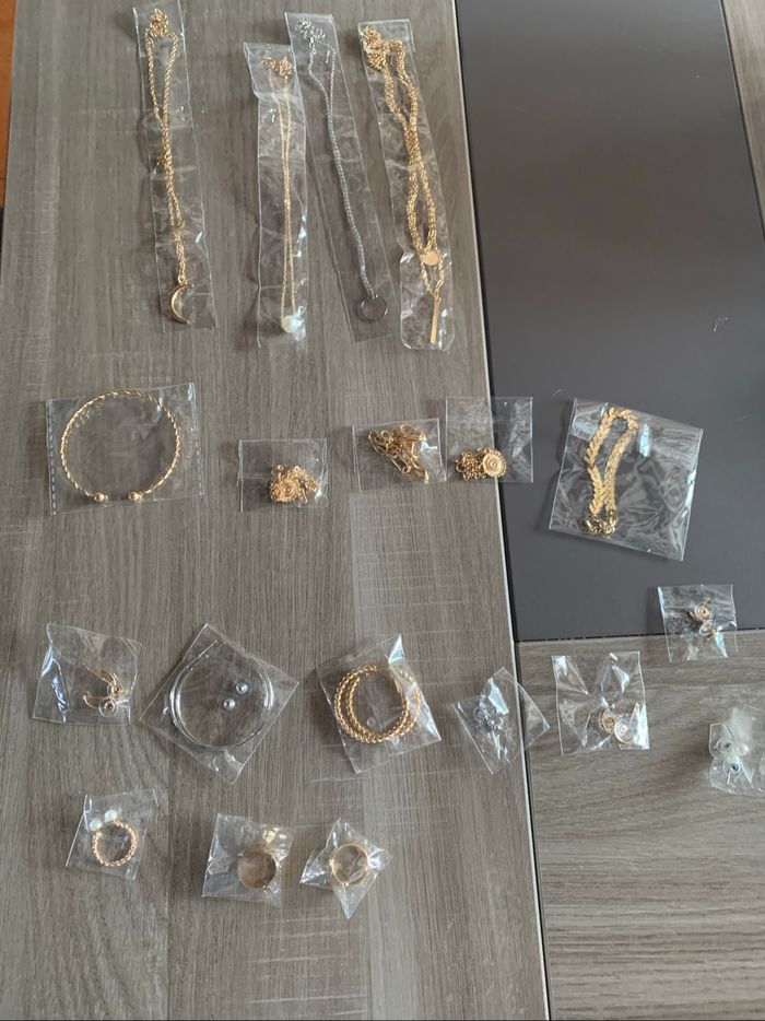 19 bijoux neufs pour calendrier