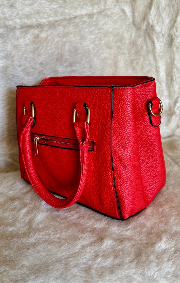 Une petite pépite rouge tendance chic pour ce sac à main élégant - photo numéro 5