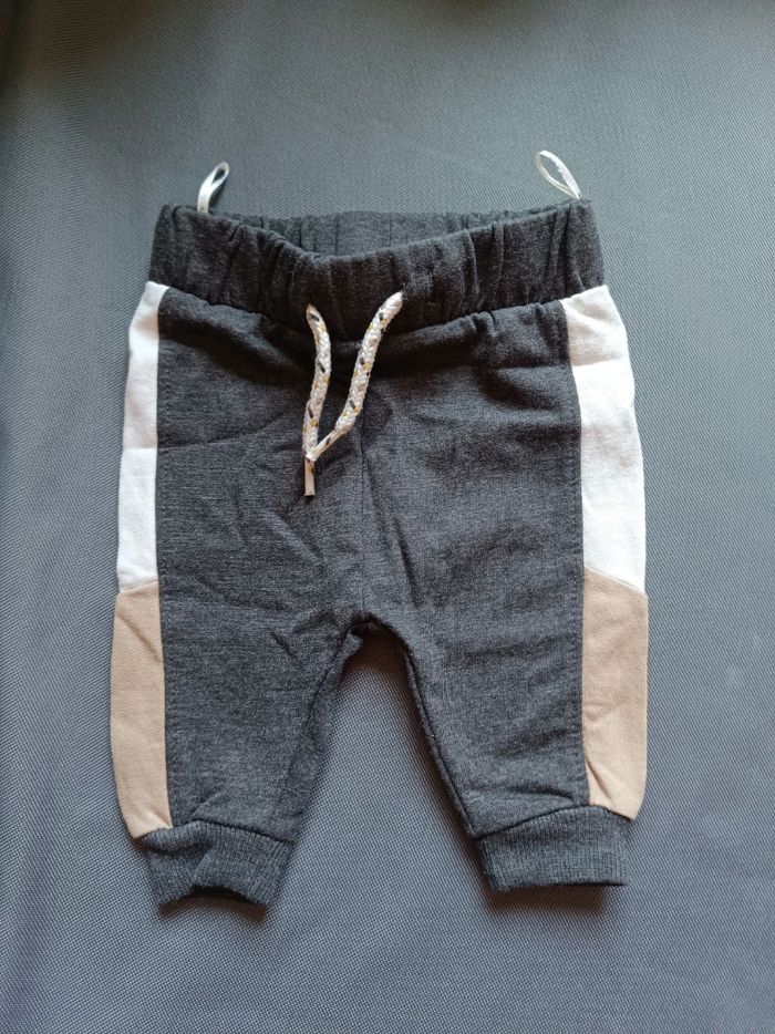 Bas de jogging gris 🦕 Taille 2/3 mois - photo numéro 2