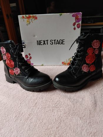 Bottines en cuir motif fleuri neuves pointure 31