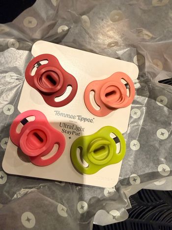 Lot 4 sucettes Tommee Tippee StayPut