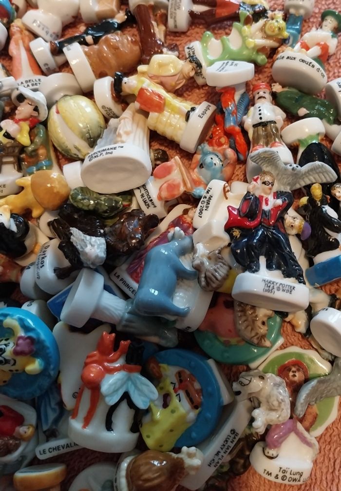 lot n°4 143 fèves Asterix Disney Harry Potter Marsupilami Titeuf dessin animé film animation etc.... - photo numéro 2