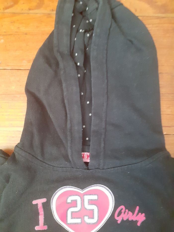 Pull noir à capuche motif cœur rose - photo numéro 5