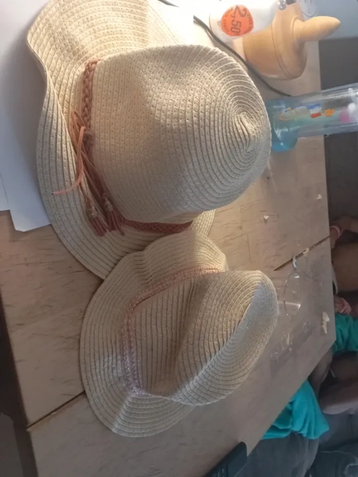 Deux chapeau  tressé
