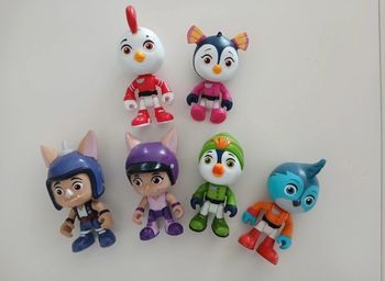 Figurines top wing
