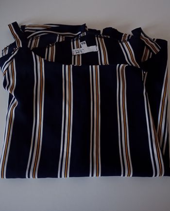 Dessus chemisier.16 ans . Manches courtes. Épaules dénudées. Polyester . Marine ,blanc et jaune .La Halle. Neuf