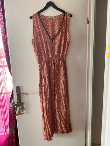 Robe couleur saumon avec plume blanche, grise et fuchsia