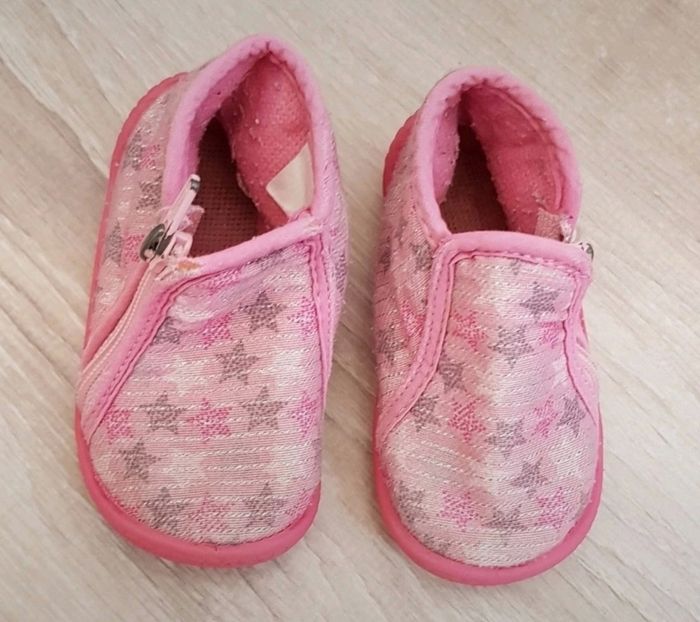 Chaussons roses motif étoiles bon état taille 18