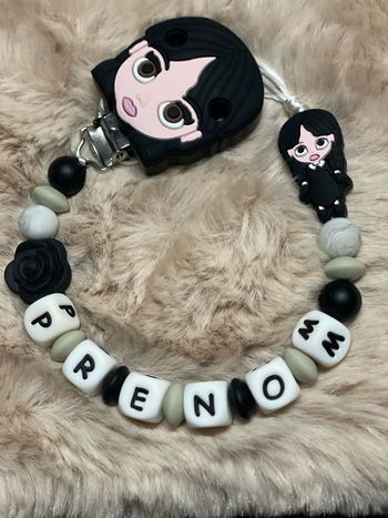 Attache tétine mercredi adams