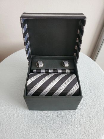 Cravate avec bouton de manchette dans sa boîte d'origine neuf