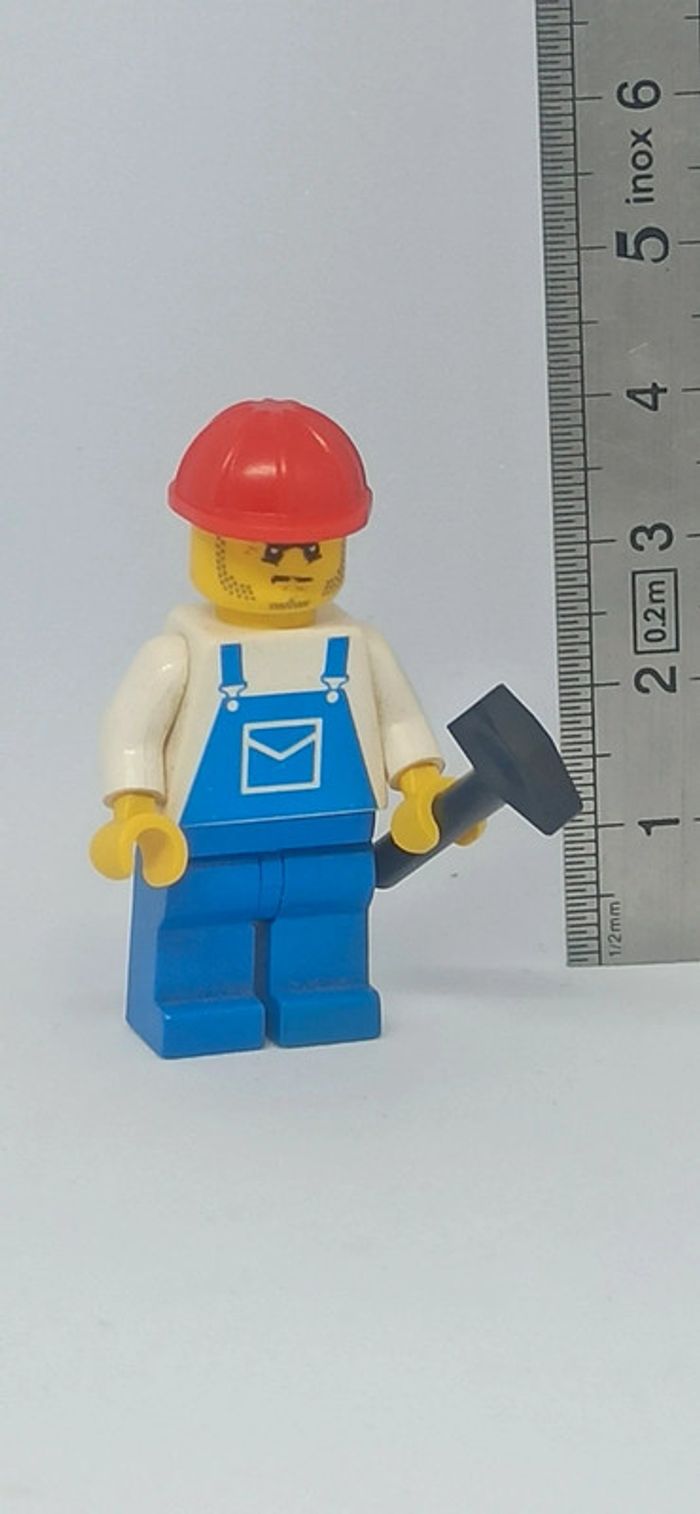 Homme cotte bleue avec marteau lego