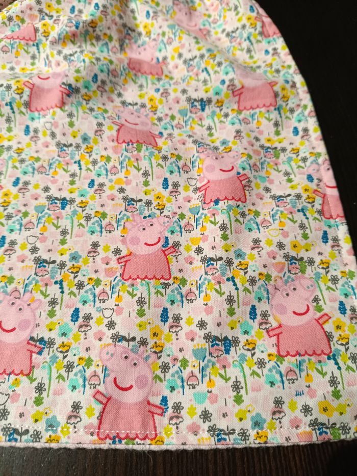 Grand bavoir fille , motif Peppa pig , fond fleuri multicolore, doublé nid d'abeille - photo numéro 2