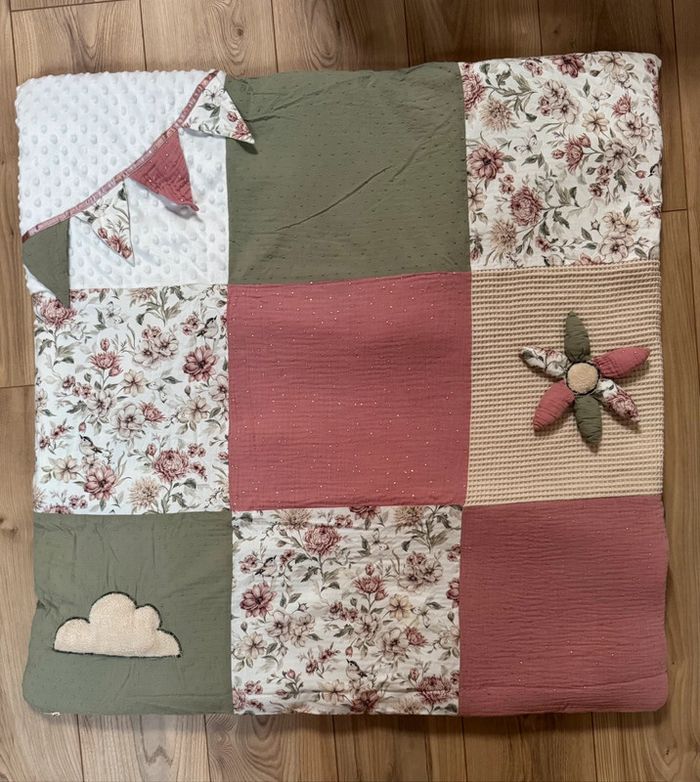 Joli tapis de jeu fait main TBE