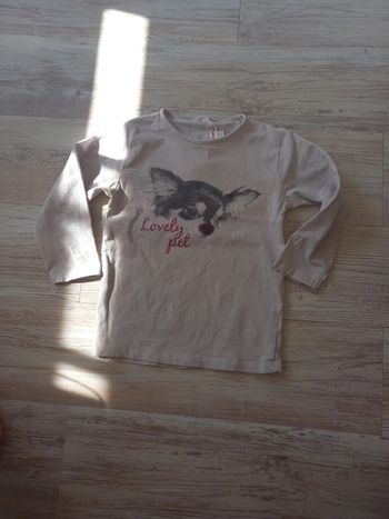 Tee-shirt manches longues gris.